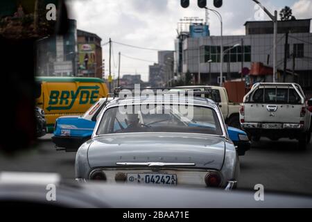 Africa, Etiopia, Addis Abeba.Vintage auto bloccato nel traffico. Foto Stock