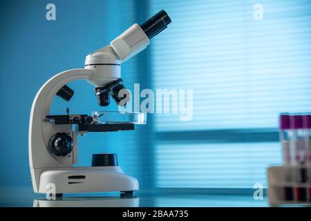 Microscopio in laboratorio e altre apparecchiature Foto Stock