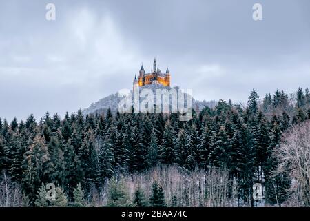 Castello Hohenzollern di notte in inverno Foto Stock