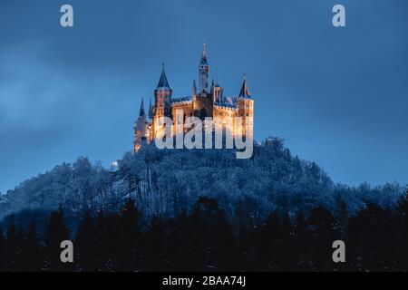 Castello Hohenzollern di notte in inverno Foto Stock