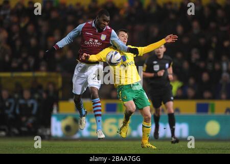 Christian Benteke di Aston Villa (a sinistra) e Jonny Howson di Norwich City (a destra) combattono per la palla Foto Stock