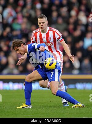 Nikica Jelavic di Everton (a sinistra) e Ryan Shawcross di Stoke City combattono per la palla Foto Stock