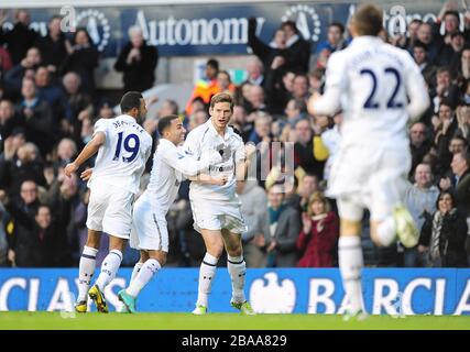 Jan Vertonghen (al centro) di Tottenham Hotspur festeggia il primo goal del gioco con i compagni di squadra Foto Stock