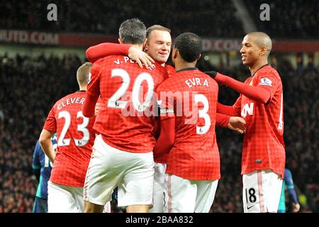 Wayne Rooney (al centro) del Manchester United festeggia il terzo obiettivo del gioco con i compagni di squadra Foto Stock