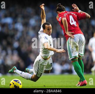 Andros Townsend di Tottenham Hotspur e Chico di Swansea City (a destra) combattono per la palla Foto Stock