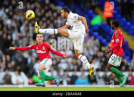 Mousa Dembele di Tottenham Hotspur (al centro) salta per controllare la palla sopra Leon Britton di Swansea City (a sinistra) Foto Stock