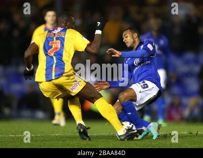 La Rob Hall della città di Birmingham e Yannick Bolasie del Crystal Palace Foto Stock