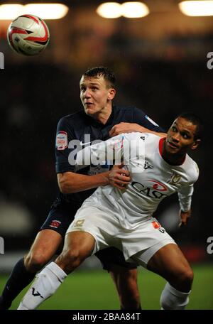 Mathias Kouo-Doumbe di Milton Keynes Dons e Charlie Wyke di Hartlepool United combattono per il pallone Foto Stock