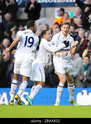 *ALTERNATE CROP* Jan Vertonghen (al centro) di Tottenham Hotspur festeggia il primo goal del gioco con i compagni di squadra Foto Stock