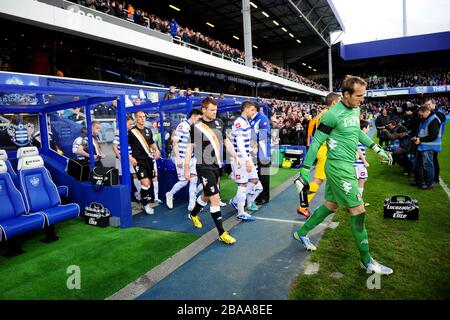 Mark Schwarzer (a destra), portiere di Fulham, guida il suo fianco per la partita Foto Stock