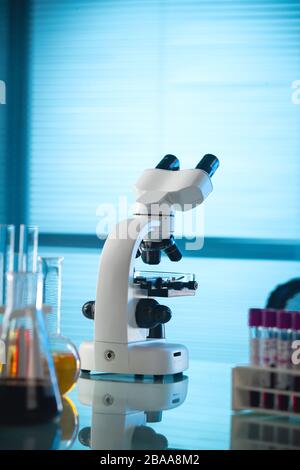 Microscopio in laboratorio e altre apparecchiature Foto Stock