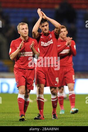 Chris Solly, Johnnie Jackson e Jordan Cook di Charlton Athletic (da sinistra a destra) applaudono i fan dopo il fischio finale Foto Stock