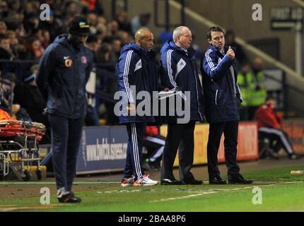 Dougie Freedman (a destra), manager di Bolton Wanderers, in conversazione con il suo assistente Lennie Lawrence (seconda a destra), mentre Chris Powell (a sinistra), manager atletico di Charlton, appare pensieroso sulla linea di contatto Foto Stock