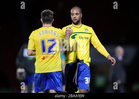 Steven Jennings (a sinistra) e David McGoldrick (a destra) di Coventry City celebrano la vittoria dopo la partita applaudendo i fan Foto Stock