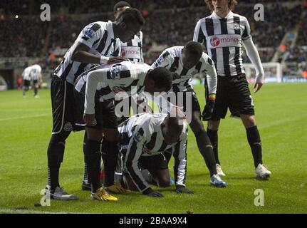 Demba Ba del Newcastle United celebra il suo primo obiettivo di squadra del gioco Foto Stock