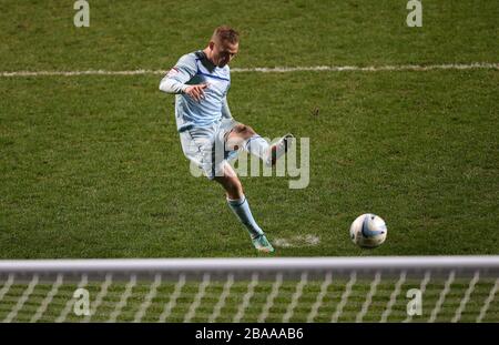 Gary McSheffrey di Coventry City segna il suo rigore durante lo sparo Foto Stock