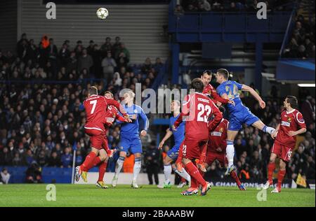 Gary Cahill di Chelsea (seconda a destra) segna il terzo obiettivo del gioco Foto Stock