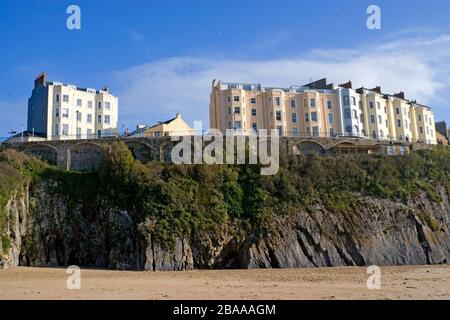 Tenby Esplanade da South Beach, Tenby, Pembrokeshire, W. Wales. Foto Stock