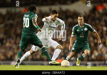 Clint Dempsey di Tottenham Hotspur (al centro) e Ibrahim Sissoko di Panathinaikos (a sinistra) combattono per la palla Foto Stock