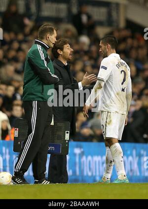 Andre Villas-Boas, manager di Tottenham Hotspur, parla con Clint Dempsey (a destra) sulla linea di contatto dopo averlo sostituito Foto Stock