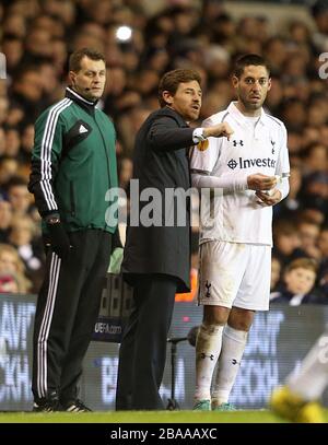 Andre Villas-Boas, manager di Tottenham Hotspur, parla con Clint Dempsey (a destra) sulla linea di contatto dopo averlo sostituito Foto Stock