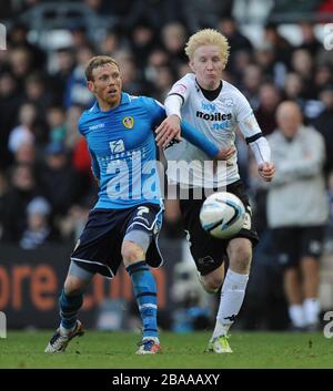 Will Hughes (a destra) della Derby County e Paul Green Battle per la palla del Leeds United. Foto Stock