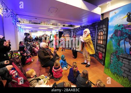 I bambini guardano un panto a Sandown nello stand di Esher Foto Stock