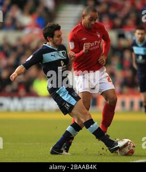 Dexter Blackstock di Nottingham Forest e Brian Stock di Burnley (a sinistra) combattono per la palla Foto Stock