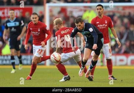 Simon Gillett della Foresta di Nottingham e Chris McCann di Burnley (a destra) combattono per la palla Foto Stock