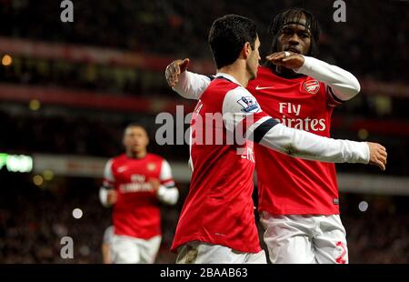 Mikel Arteta di Arsenal festeggia il suo secondo goal dal punto di rigore con il compagno di squadra Gervinho (a destra) Foto Stock