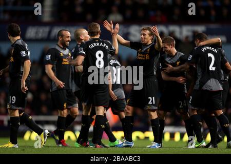 I giocatori di Liverpool mob aprente il goalscorer Glen Johnson in festa Foto Stock