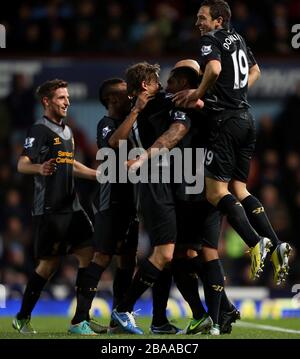 I giocatori di Liverpool mob aprente il goalscorer Glen Johnson in festa Foto Stock