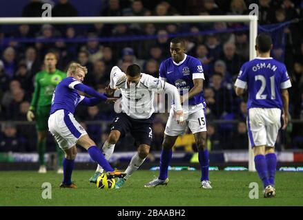 Clint Dempsey di Tottenham Hotspur (al centro) e Steven Naismith di Everton (a sinistra) combattono per il pallone Foto Stock