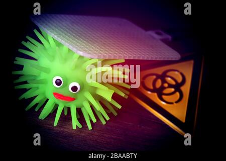 Figura del virus sotto flyswatter, foto simbolica Coronavirus e infezioni del virus, Virus-Figur unter Fliegenklatsche, Symbolfoto Coronavirus und Virusinf Foto Stock