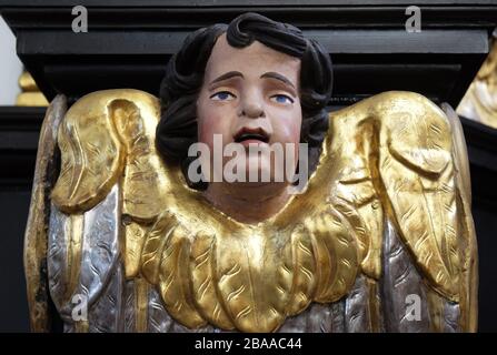 Statua d'angelo sull'altare nella Chiesa di Santa Caterina d'Alessandria a Zagabria, Croazia Foto Stock