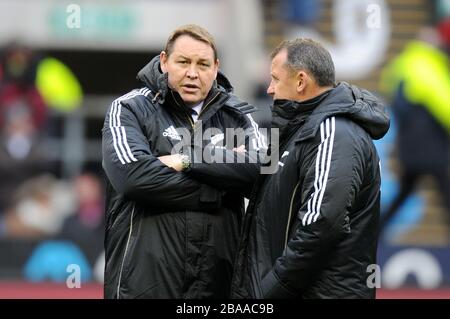 New Zealand Head Coach Steve Hansen con il suo assistente Ian Foster (a destra) Foto Stock