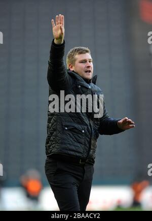 Karl Robinson, direttore di Milton Keynes Dons, sulla linea di contatto Foto Stock