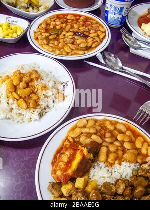 Cucina turca. Fagioli e riso (Etli Kuru Fasulye) al Ristorante Erzincan Ali Baba Kurufasulyeci, Suleymaniye Fatih, Istanbul Foto Stock