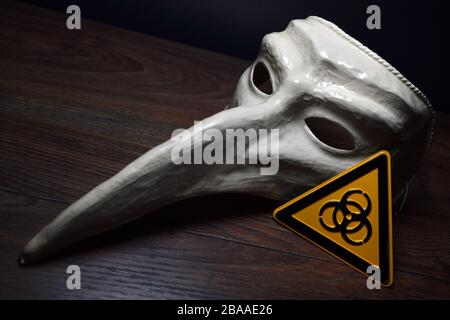 Maschera di peste veneziana e segno di pericolo biologico, Venezianische Pestmaske und Biogefährdungszeichen Foto Stock