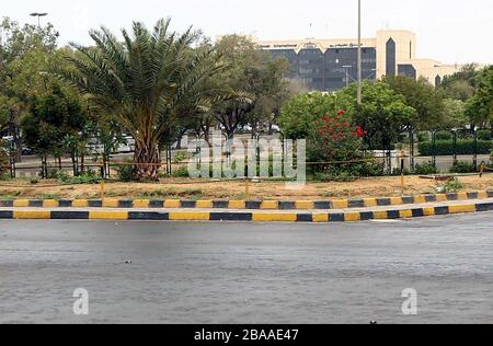 Vista dell'aeroporto internazionale di Jinnah dà l'aspetto del deserto durante il blocco nazionale dovuto l'aumento nei casi di coronavirus come misura preventiva contro la diffusione del Coronavirus (COVID-19), a Karachi il giovedì 26 marzo 2020. Il numero di casi confermati in Pakistan è salito a 1,118 giovedì dopo che altri casi sono stati segnalati a Balochistan, Sindh, Punjab e Islamabad. Foto Stock