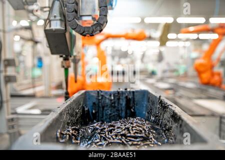 adesivo nero per braccio robotizzato per incollare parti in plastica sulla linea di produzione Foto Stock