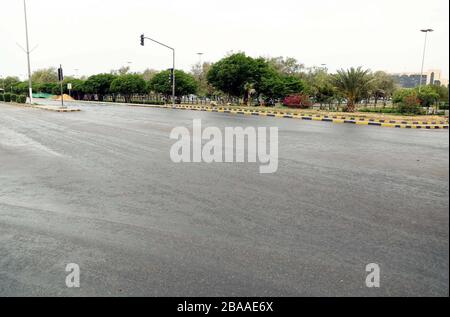 Vista dell'aeroporto internazionale di Jinnah dà l'aspetto del deserto durante il blocco nazionale dovuto l'aumento nei casi di coronavirus come misura preventiva contro la diffusione del Coronavirus (COVID-19), a Karachi il giovedì 26 marzo 2020. Il numero di casi confermati in Pakistan è salito a 1,118 giovedì dopo che altri casi sono stati segnalati a Balochistan, Sindh, Punjab e Islamabad. Foto Stock