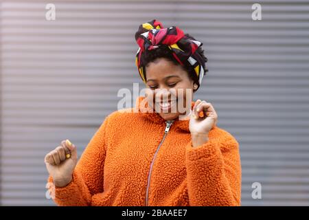 Donna afro-americana in una zona urbana Foto Stock