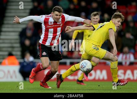 Charlie Wyke di Sunderland (a sinistra) e Lewis Gibson di Fleetwood Town combattono per la palla Foto Stock