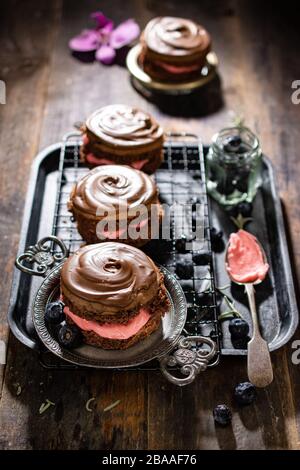 Candy bar colorato per le feste. Buffet dolce per feste di compleanno o  matrimoni. Assortimento di dessert su sfondo di legno, ristorazione concep  Foto stock - Alamy