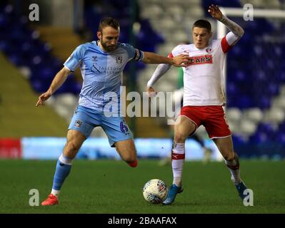 Liam Kelly di Coventry City (a sinistra) e ben Wiles di Rotherham United combattono per la palla Foto Stock