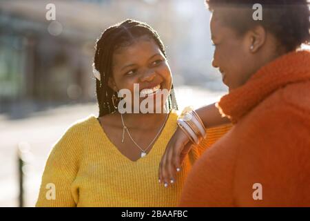 Due belle donne afro-americane in una zona urbana della città Foto Stock