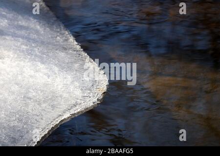 Ghiaccio che si scioglie sul fiume. Bordo di ghiaccio sulla riva, scongelamento, stagione primaverile Foto Stock