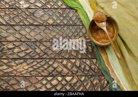 Marmellata o marmellata fatta in casa sul tavolo di legno. Spazio vuoto per il testo. Vista superiore con spazio per il testo Foto Stock
