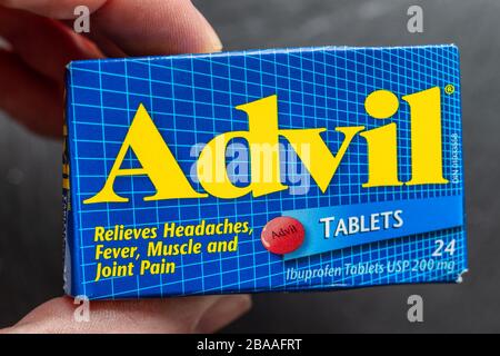 Montreal, CA 26 marzo 2020: Mano che tiene una scatola di Advil Ibuprofen pillole. Foto Stock